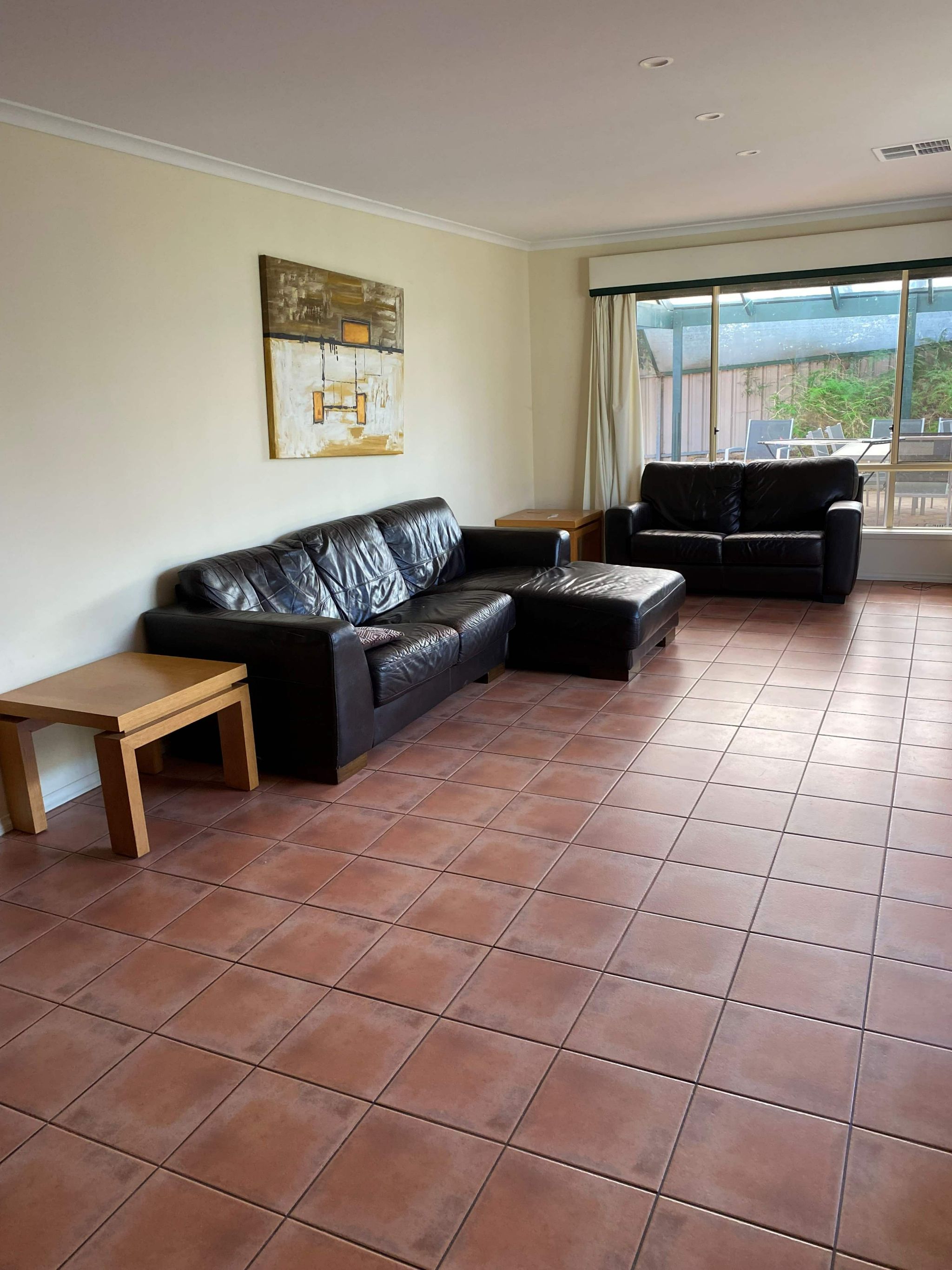 7 Timothy Crt Lounge-min