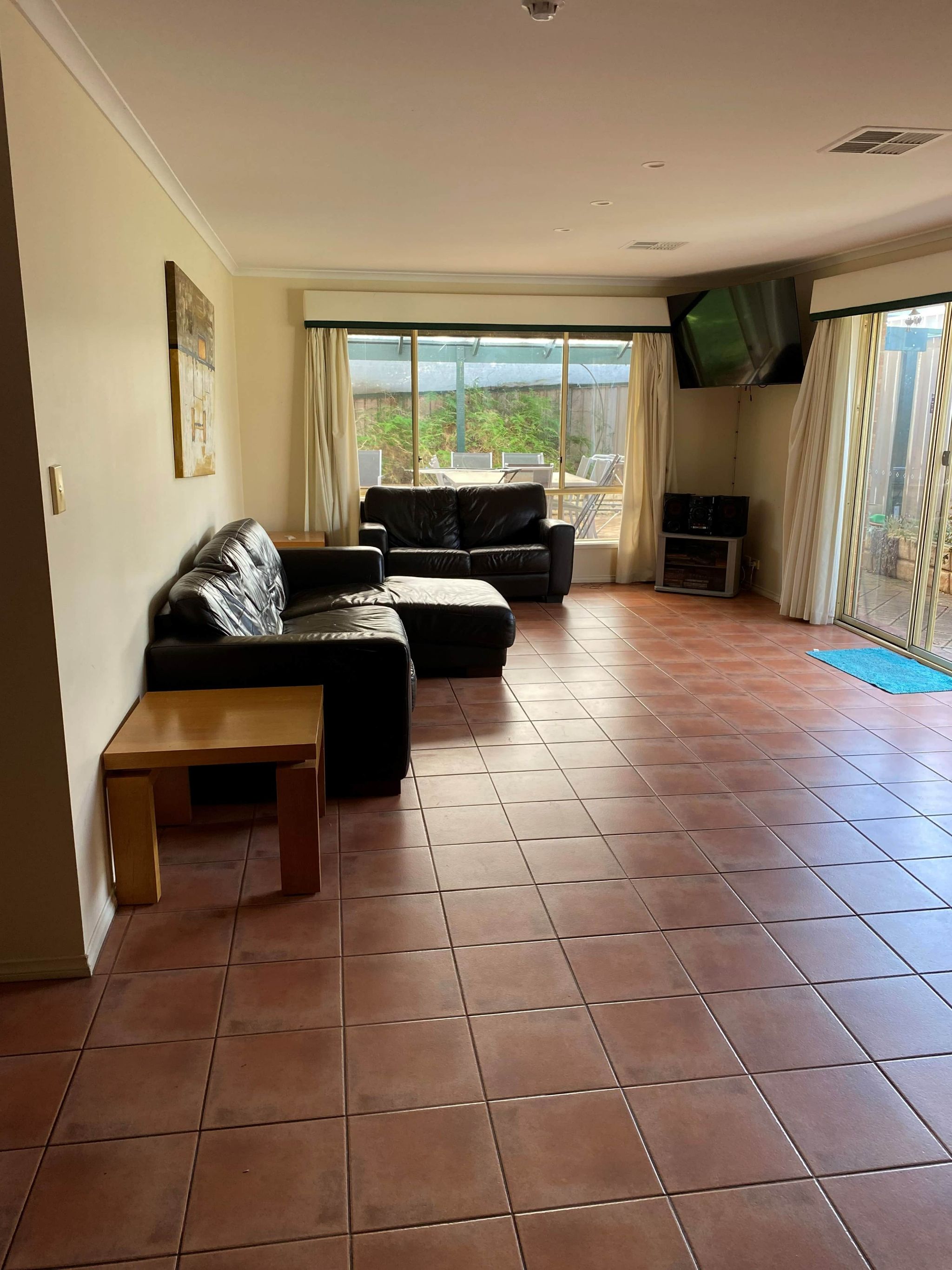 7 Timothy Crt lounge room-min