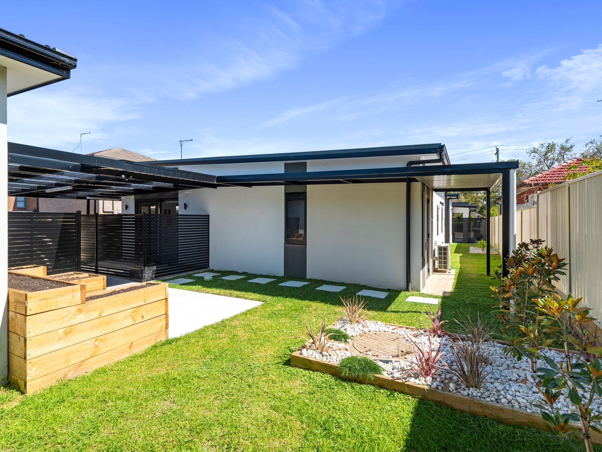 009 Open2view_ID797306-78_Newton_Road