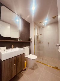 67f23fb0 2168-4366-b8e0-215177308fcdbathroom1