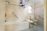 11 SIL016_LR_merewether_unit1_shared bathroom