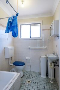 25 SIL016_LR_merewether_unit_bathroom