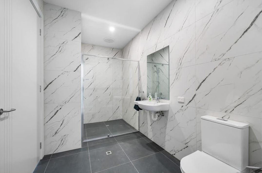 Bathroom 1)