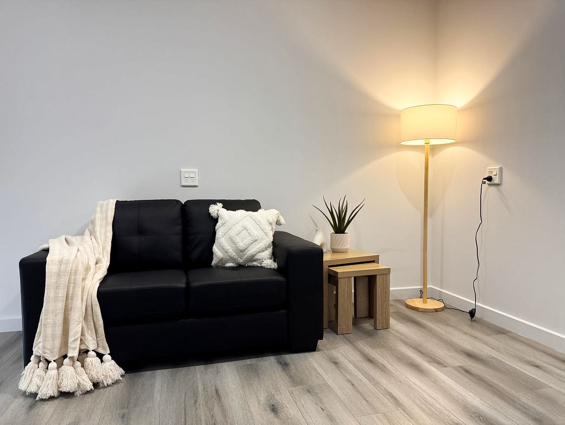 Lounge 1)
