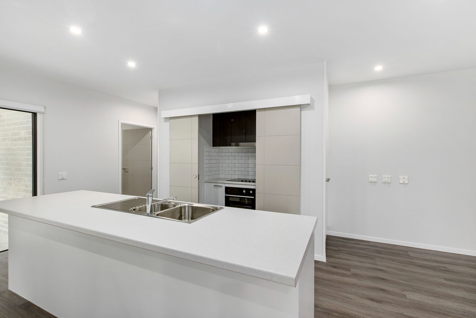 004 Open2view_ID721933-4A_Leach_Avenue