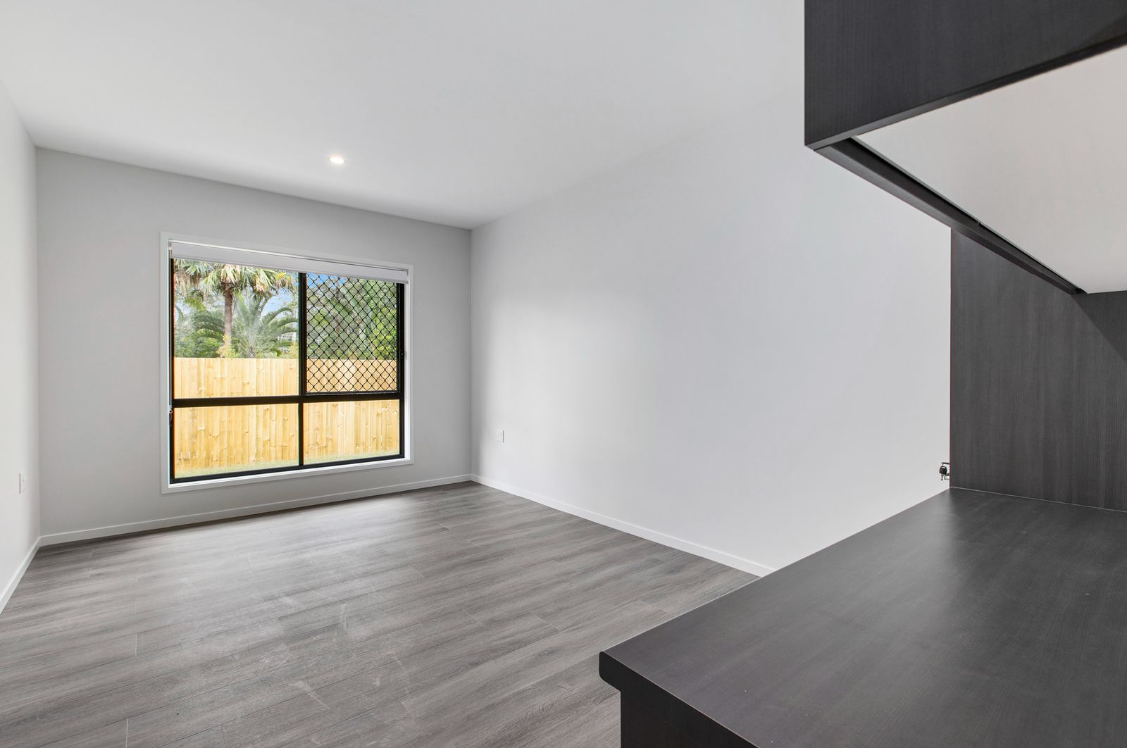 006 Open2view_ID721933-4A_Leach_Avenue