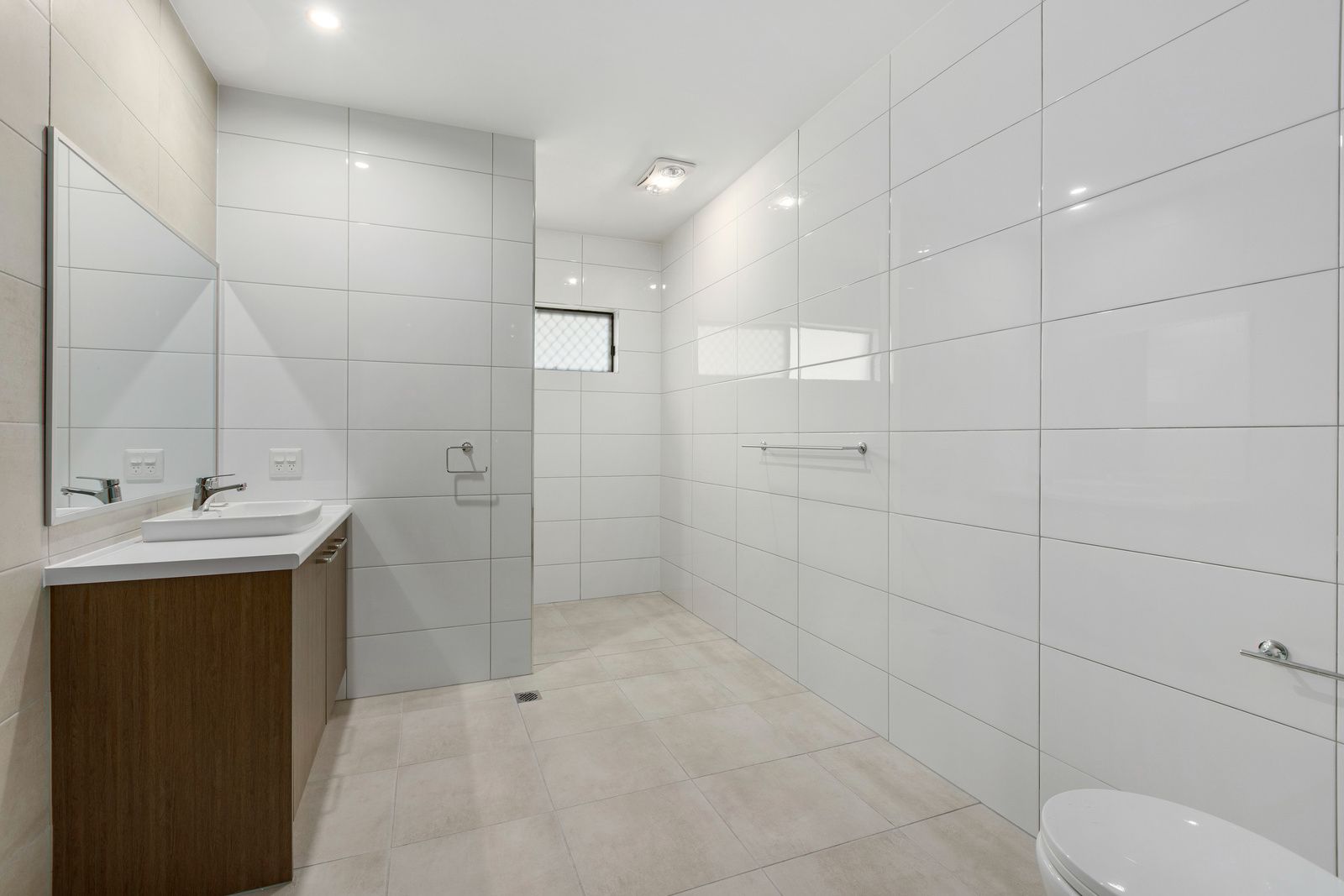 008 Open2view_ID721933-4A_Leach_Avenue