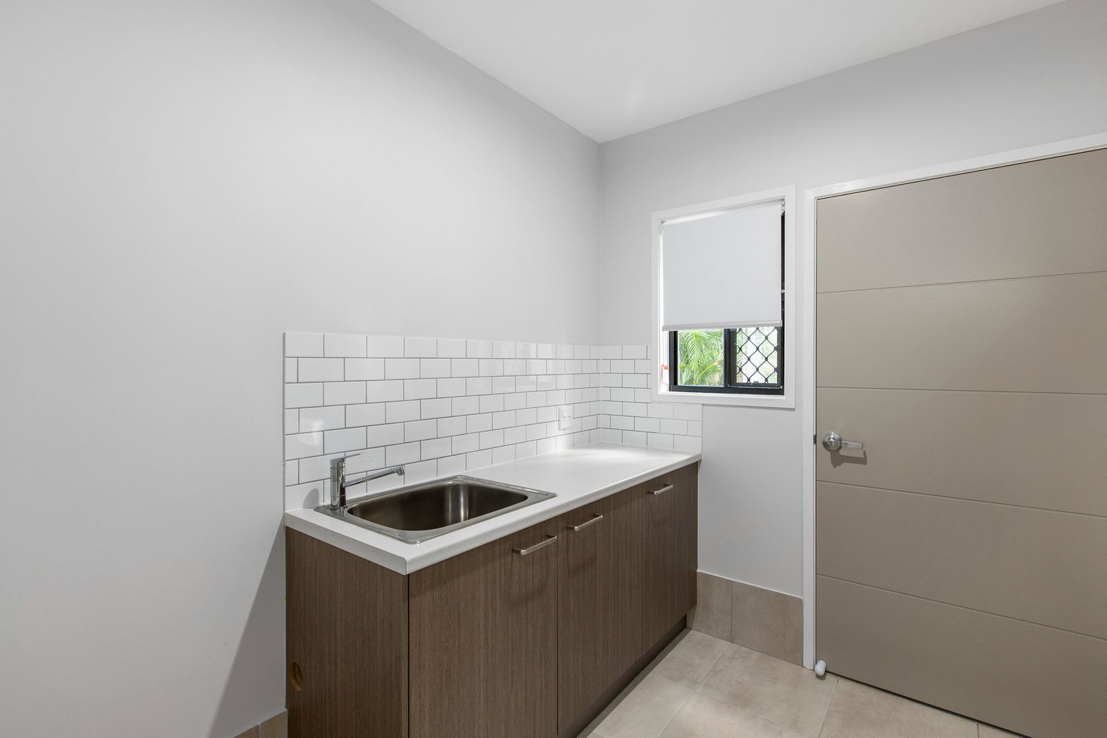 009 Open2view_ID721933-4A_Leach_Avenue