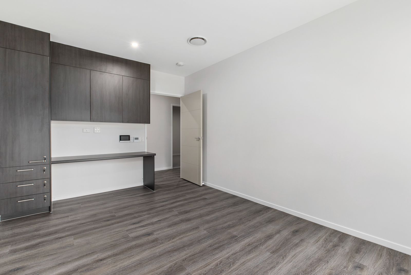 017 Open2view_ID721933-4A_Leach_Avenue