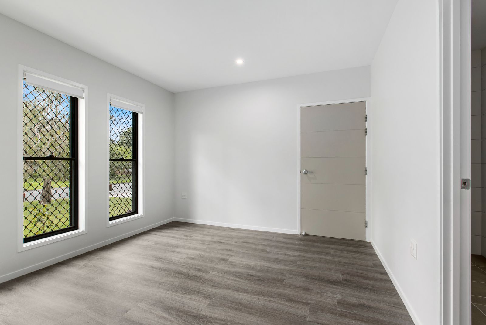 005 Open2view_ID721933-4A_Leach_Avenue