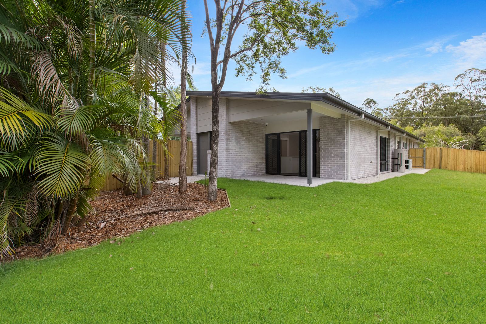 011 Open2view_ID721933-4A_Leach_Avenue
