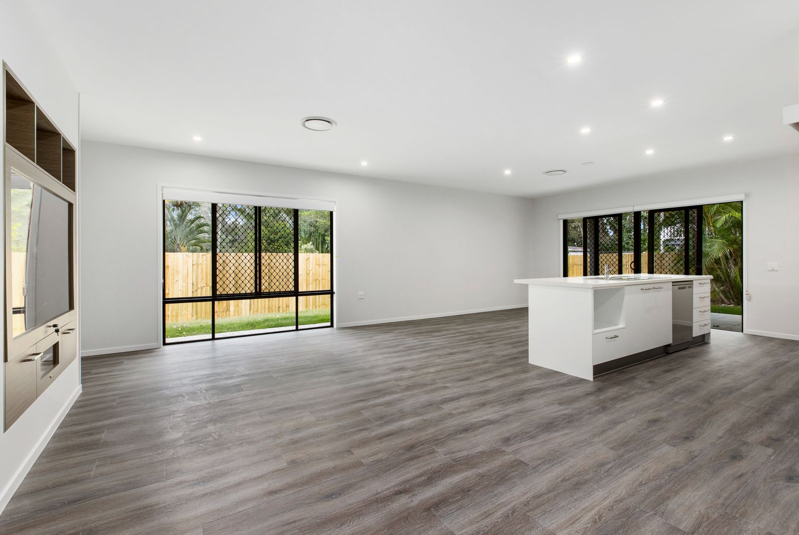 013 Open2view_ID721933-4A_Leach_Avenue