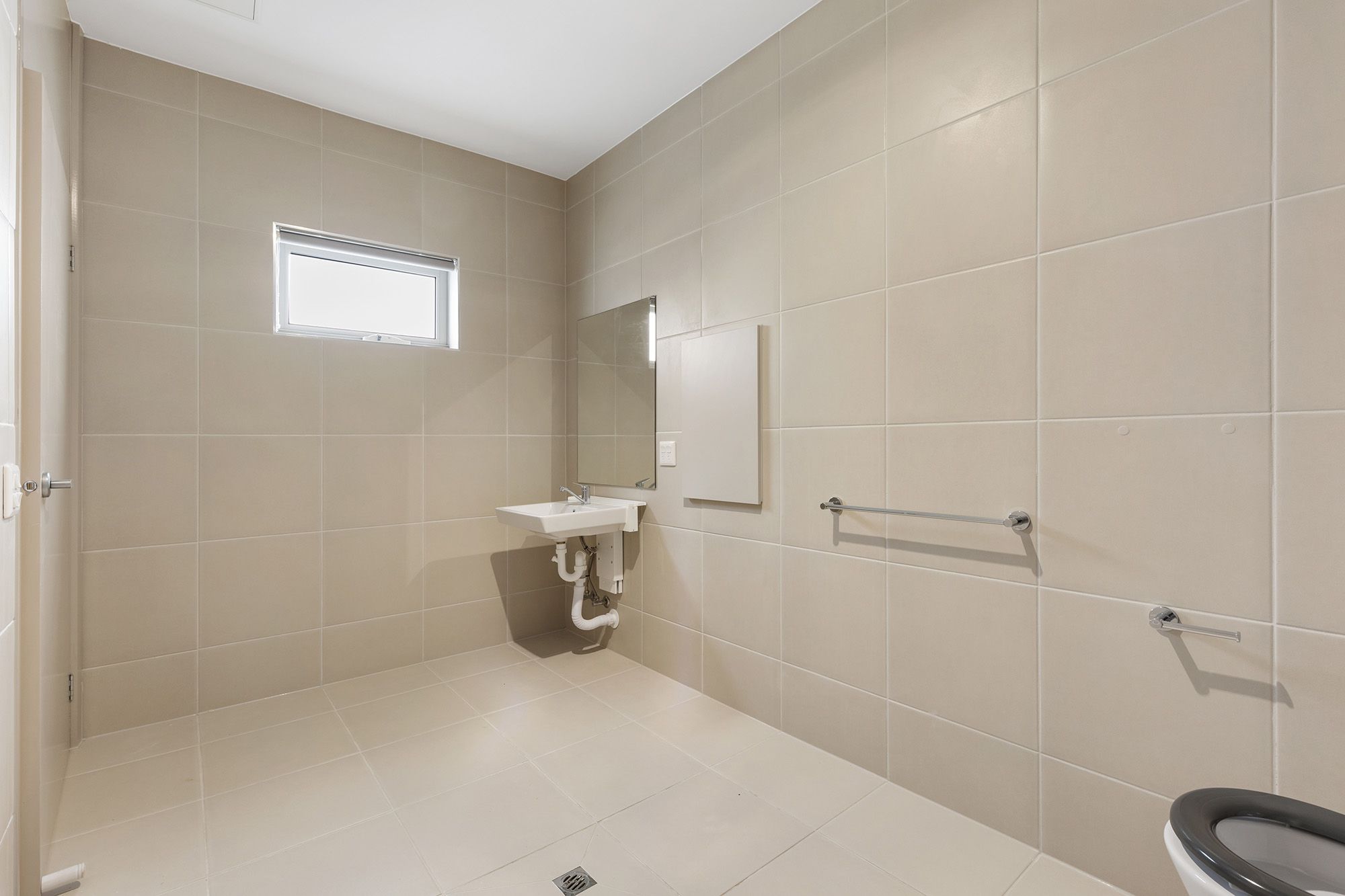 Freda Unit 1 Ensuite 2 LR No Logo