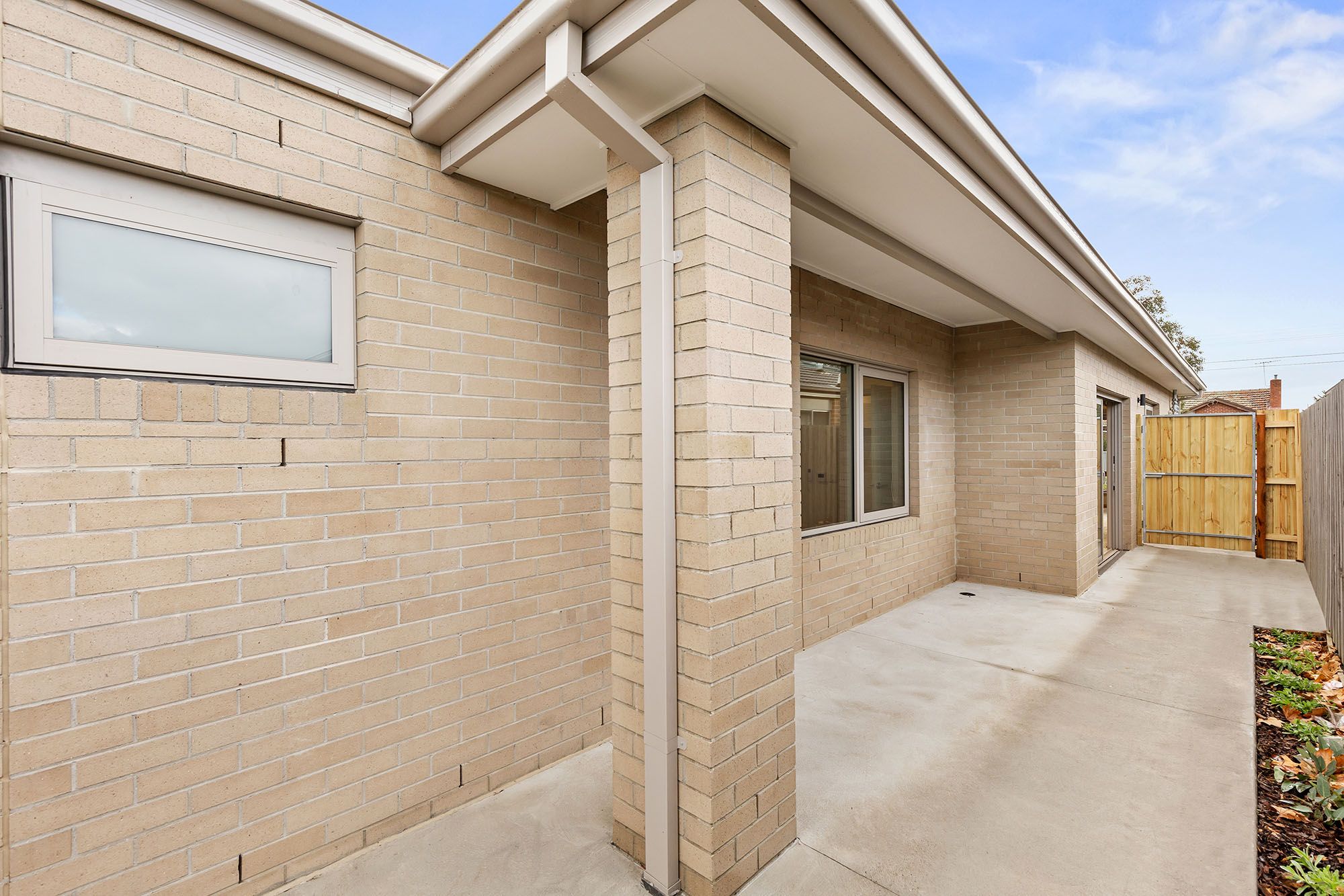 Freda Unit 1 Alfresco and Side Path LR No Logo