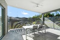 003 Open2view_ID821638-1_Hemlock_Street