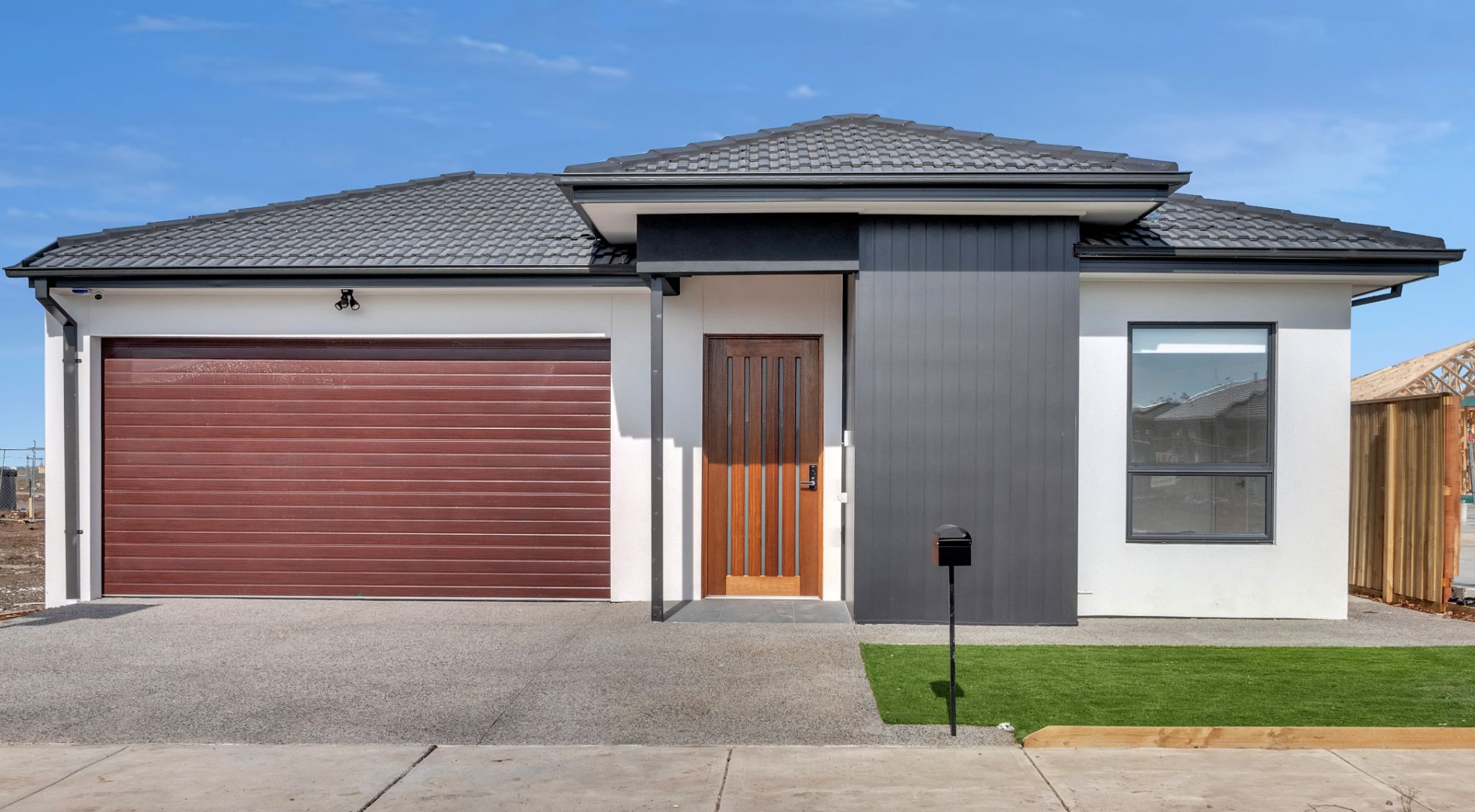 Front facade 1)