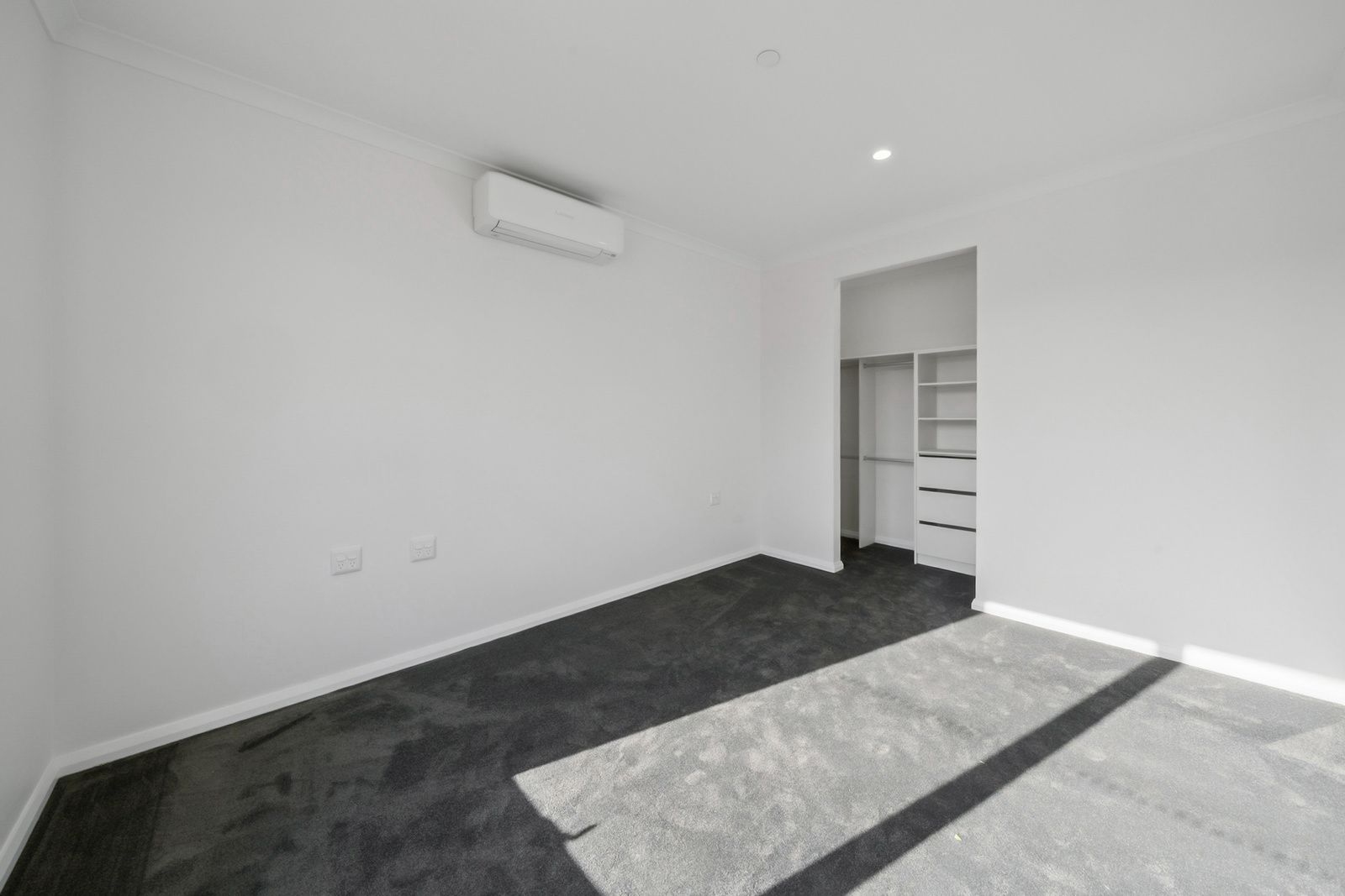 014 Open2view_ID958791-Elm_St