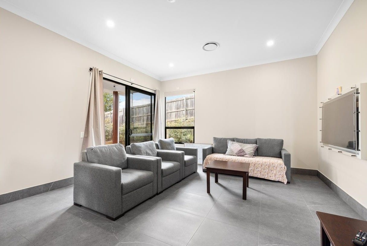 2 Ludwig St 4 - Living