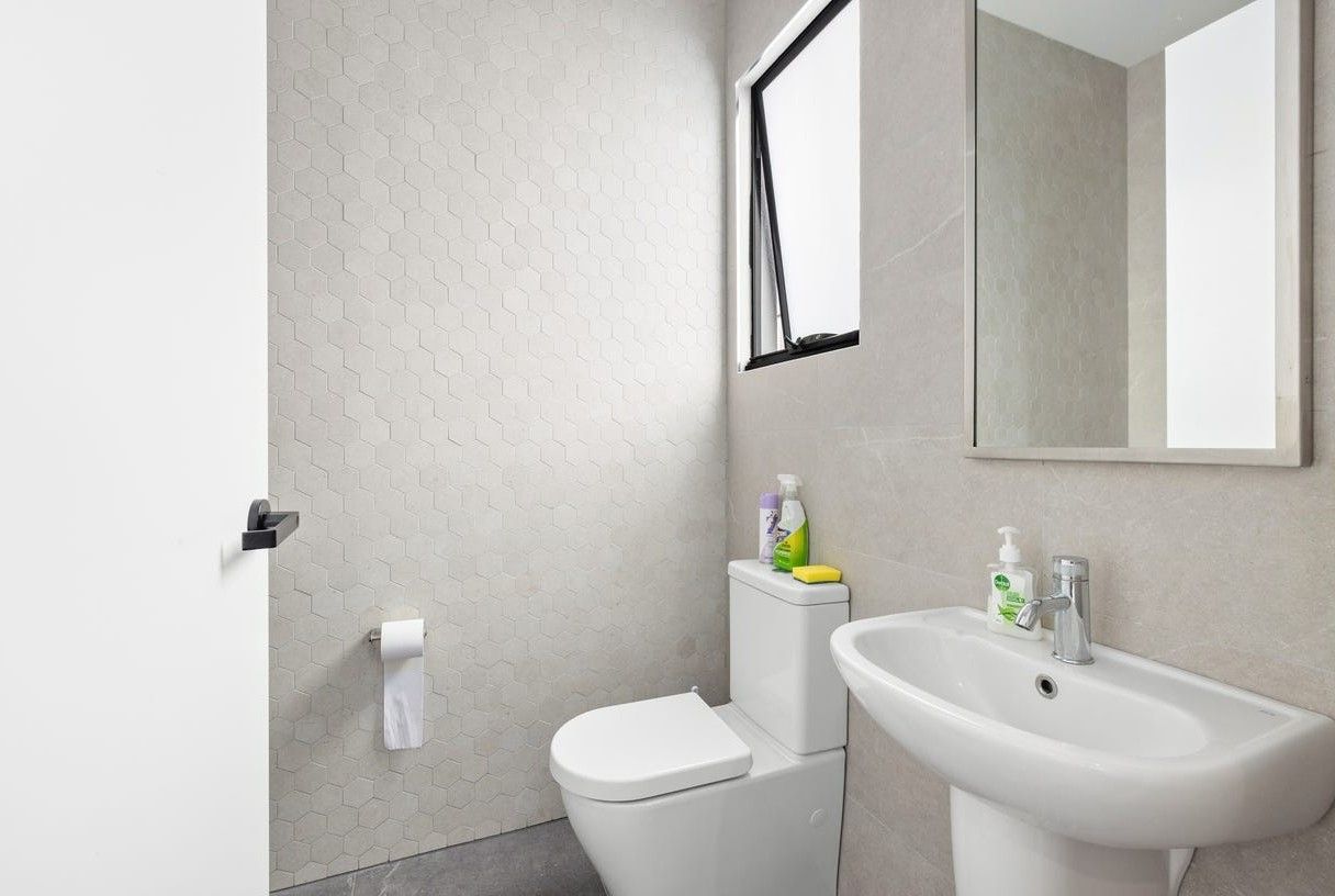 11 Ludwig St 4 - OOA Bathroom