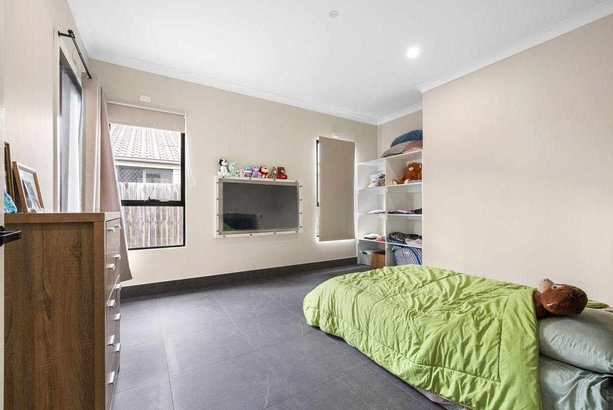 6 Ludwig St 4 - bed 1