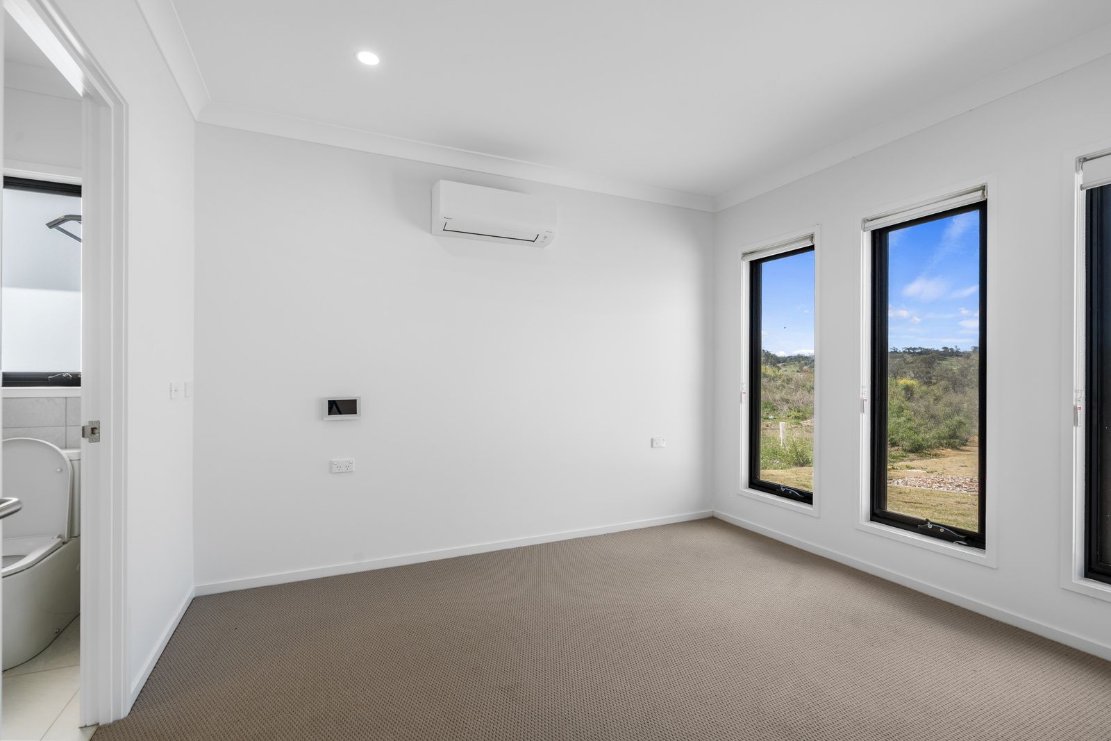011 Open2view_ID966177-45_Vanessa_Dr_Cotswold_Hills