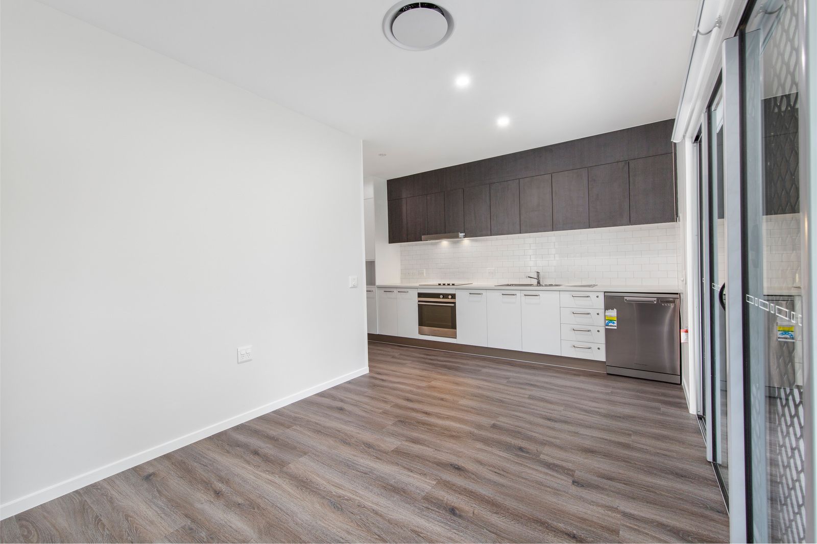 007 Open2view_ID680124-9_Courtie_Street