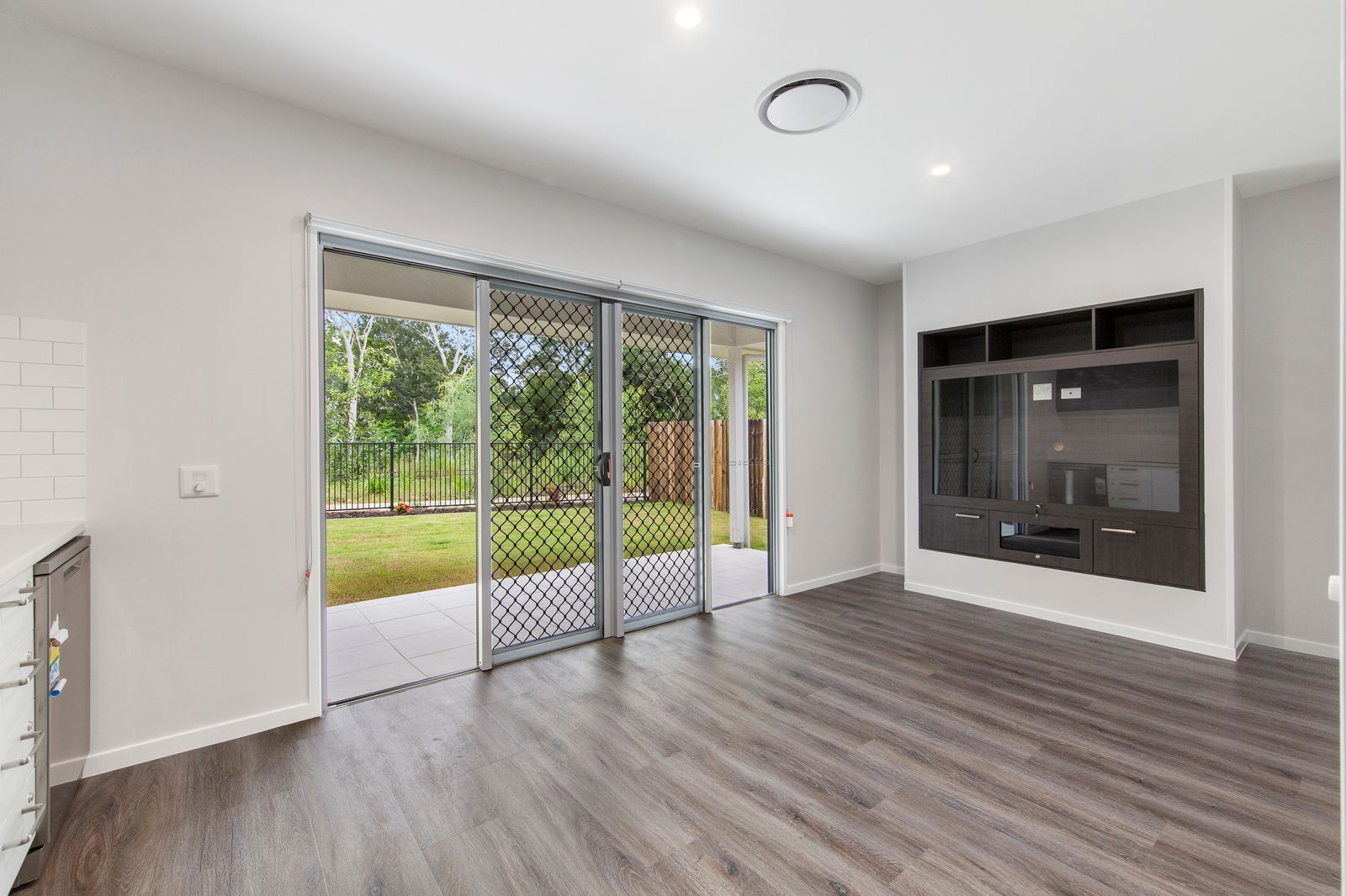 004 Open2view_ID680124-9_Courtie_Street