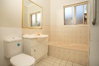 SIL030 LR__Broadmeadow_Unit 2_shared bathroom