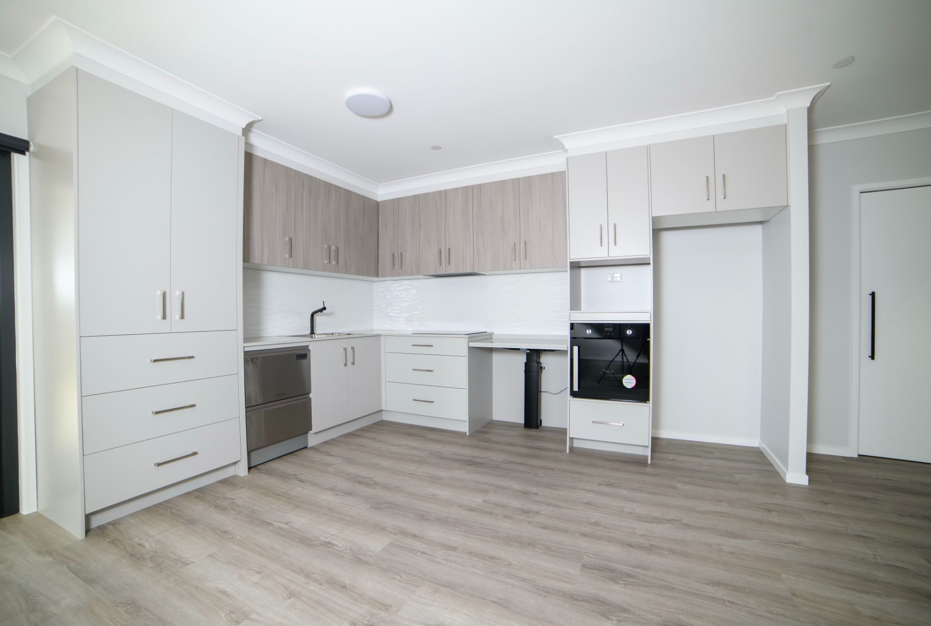 VIC POINT KITCHEN WHOLE
