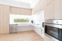 Fully adjustable electric kitchen bench with integrated induction cooktop