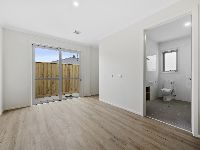 007 Open2view_ID884255-17_Nightmarch_Street