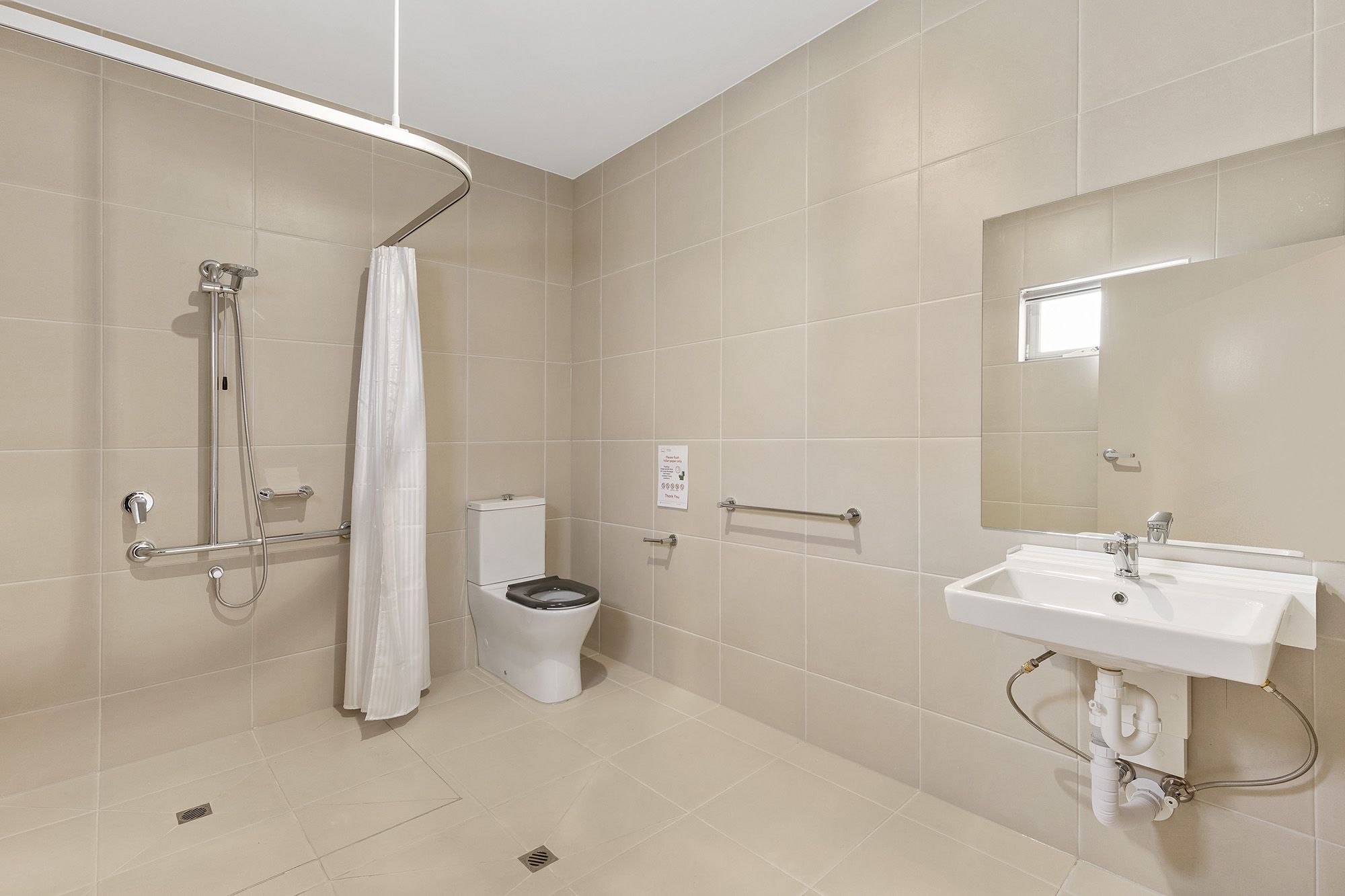 Freda Unit 2 Ensuite LR No Logo
