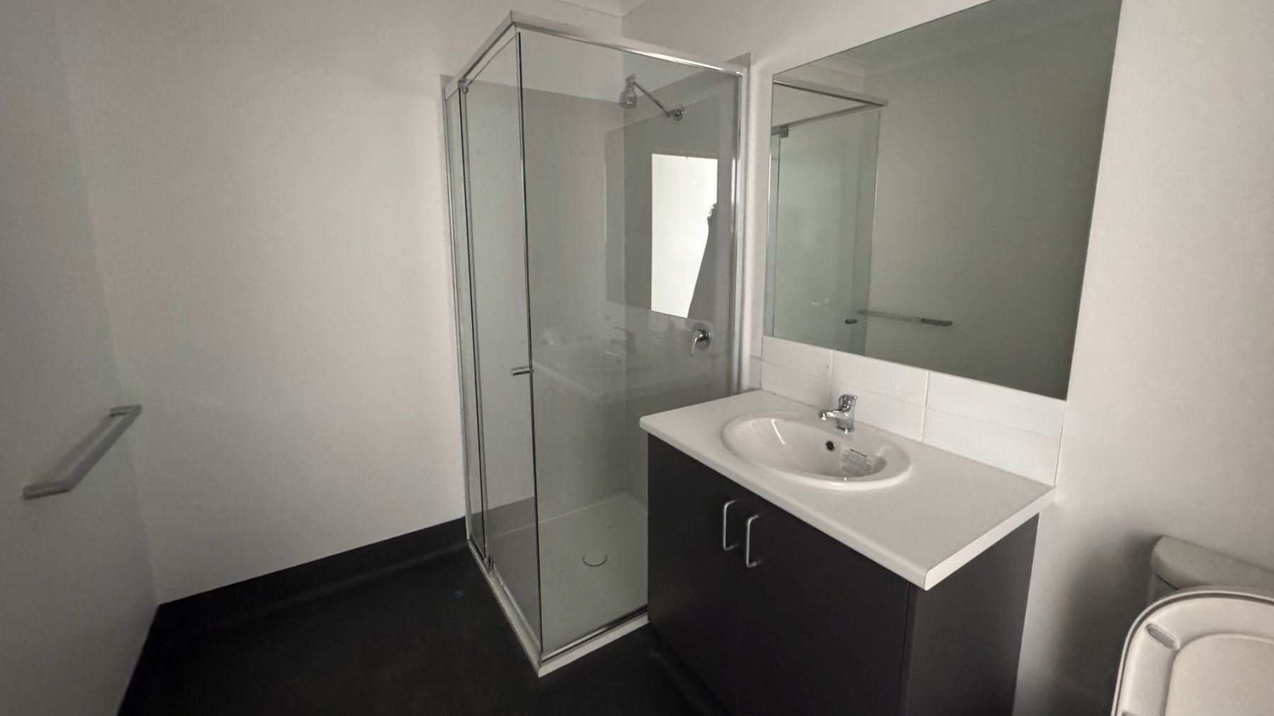 Main Bathroom 1)