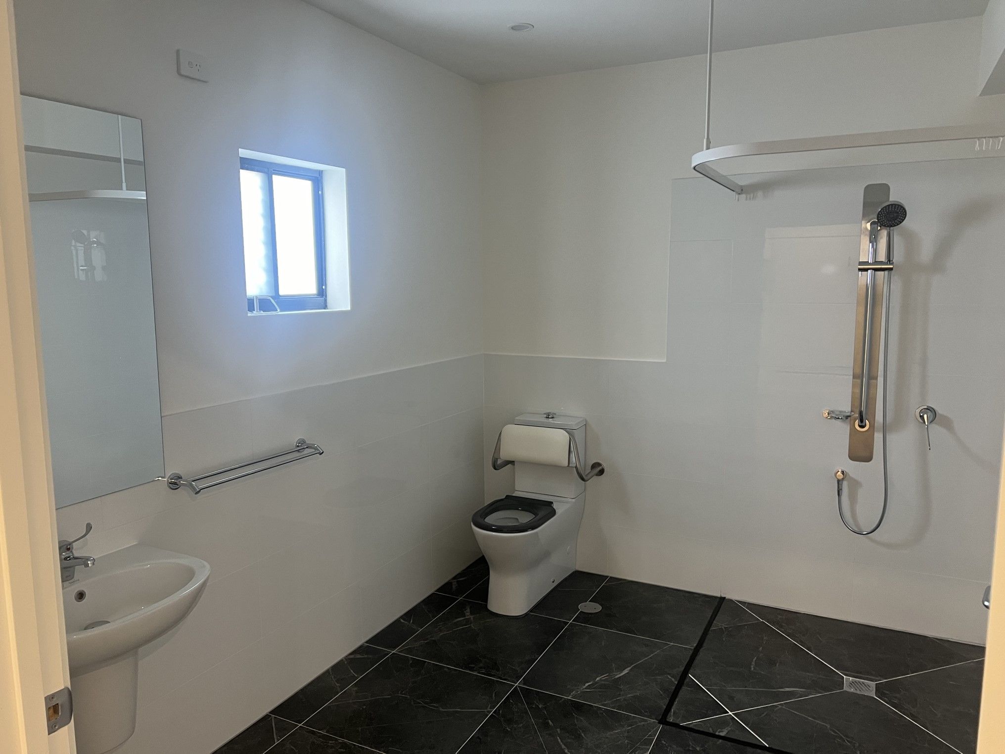 HPS Bathroon 2032x1524) - 3 Dingo Dr