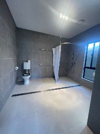 6 Charleston Heathwood bath