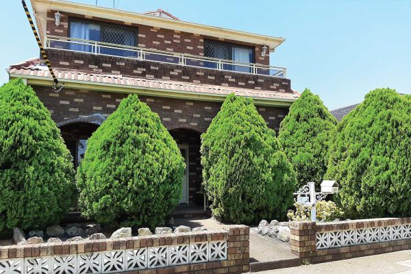 Front of-the-house-Moore-st_1200x800px