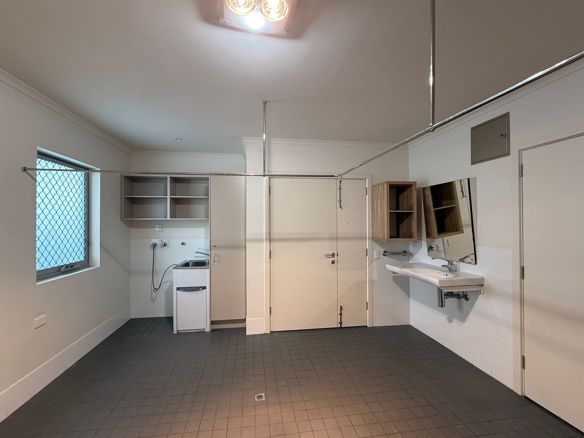 1 52 Foster Street - bathroom 6