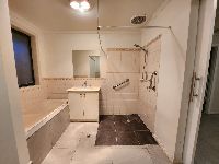 Salisbury House Shower area