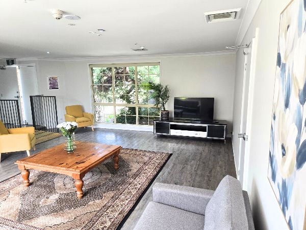 1 3 Eschol Park_inside_005