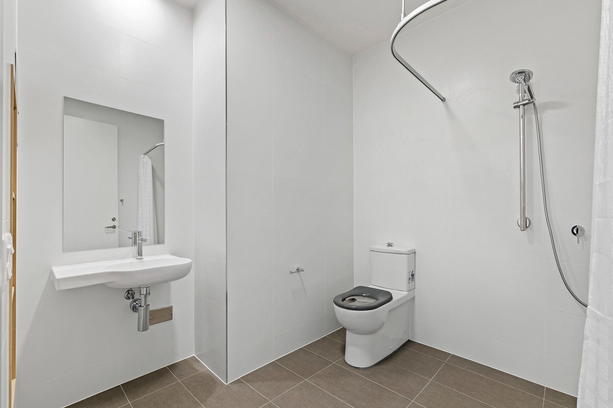 Ensuite 1 LR No Logo