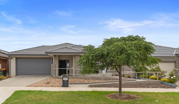 Tarneit 43 Henderson_Drive Facade 1