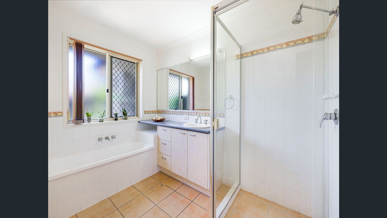 image9 Main between bed and bed 4 bathroom