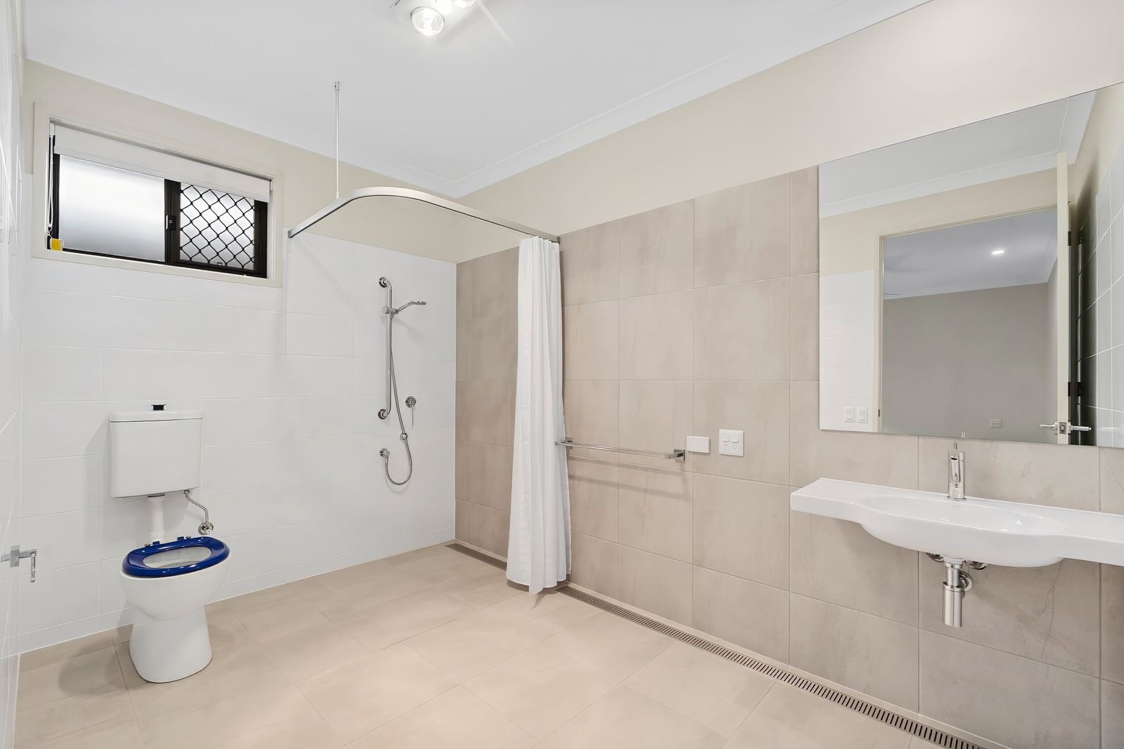 008 Open2view_ID992654-11_Finch_Street