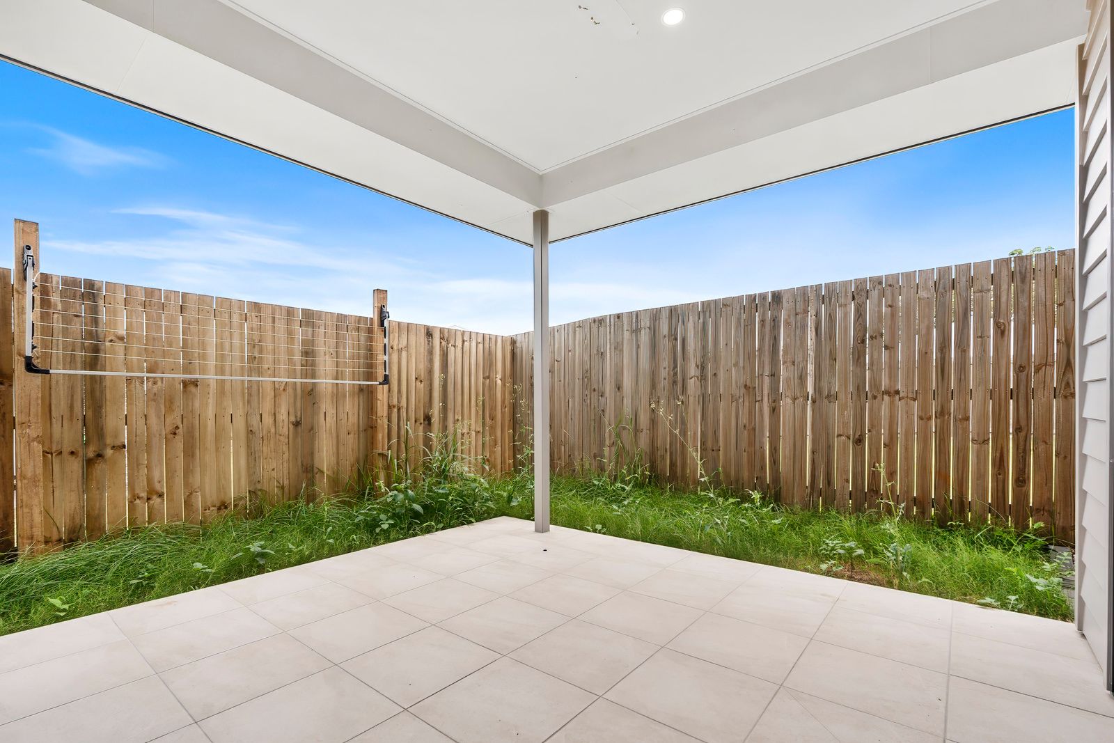 005 Open2view_ID992654-11_Finch_Street