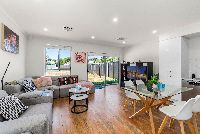 11 Simpson Ave  7 of 16)