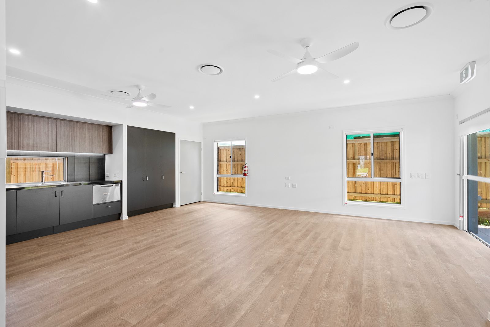 007 Open2view_ID989705-28_Headway_Street