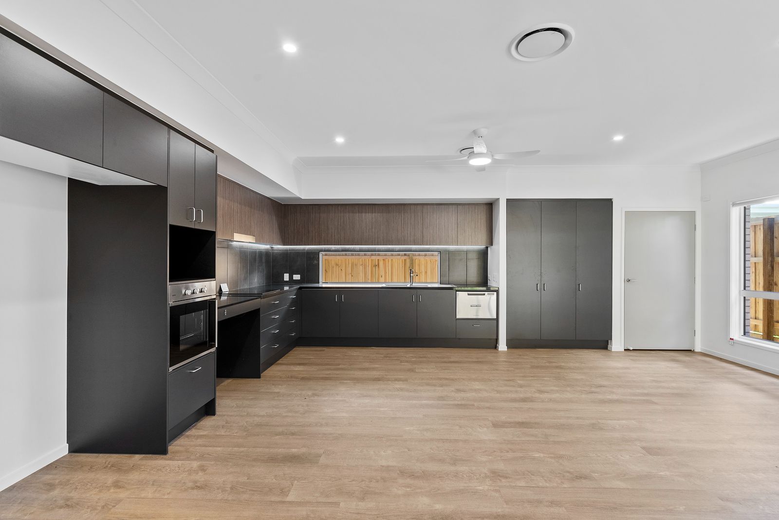 009 Open2view_ID989705-28_Headway_Street