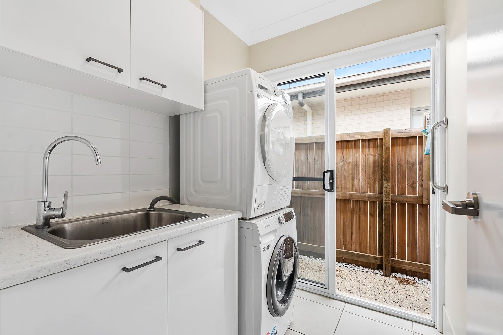 003 Open2view_ID988534-6_Lancelin_Lane