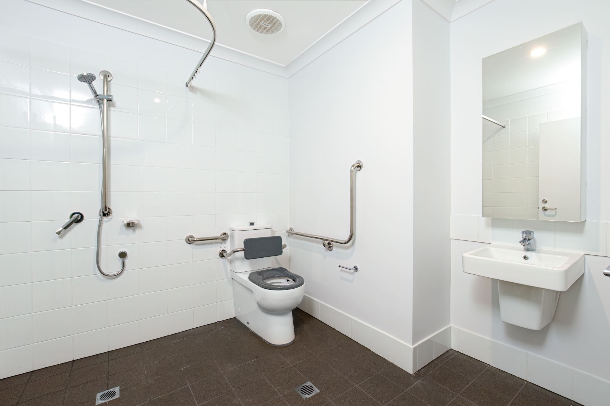 17A Boundary St Beaudesert bathroom 1