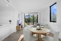 caremetaz  52 of 63) staged